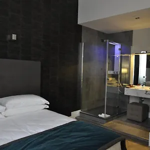 Place 24 & Wellness בית הארחה